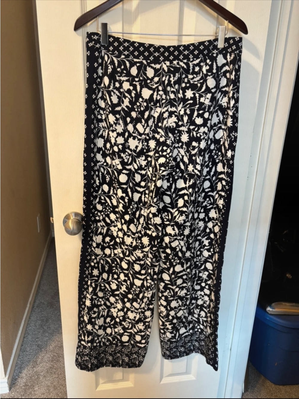 Adrianna Papell Black & White Wide-Leg Floral Pants - Picture 6 of 7